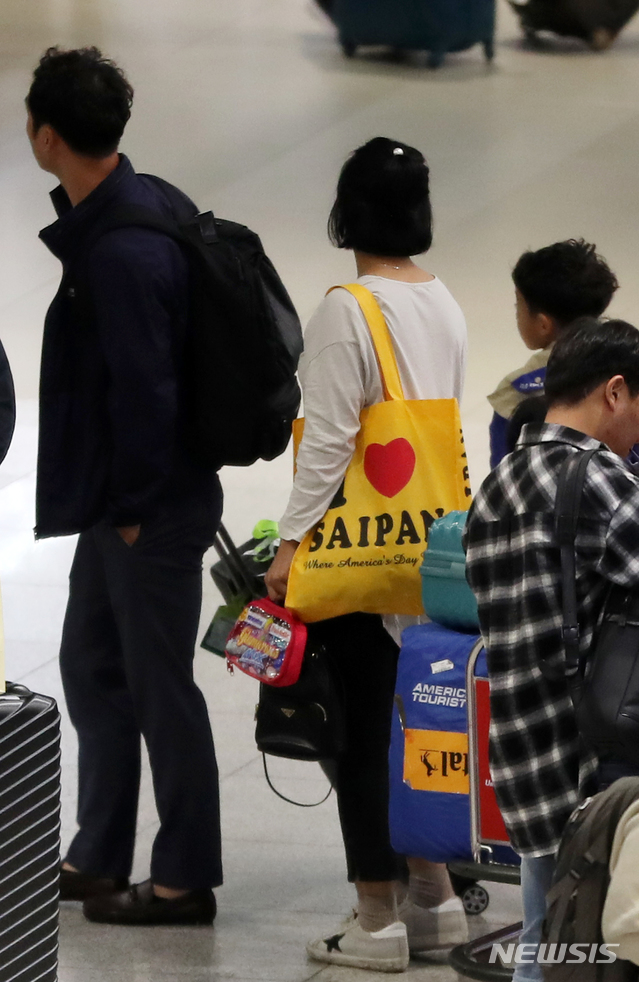 【인천공항=뉴시스】박주성 기자 = 태풍 '위투'로 인해 사이판에 발이 묶였던 한국인 여행객들이 28일 오후 인천 중구 인천국제공항 제1여객터미널 입국장으로 귀국하고 있다. 2018.10.28.&nbsp; park7691@newsis.com 
