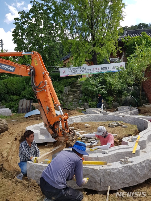  【안동=뉴시스】김진호 기자 = 안동시 정상동에서 포석정 시범시공 인부들이 석재상단 만추기 작업을 하고 있다. 2018.10.29 (사진=전통문화콘텐츠개발사업단 제공) photo@newsis.com