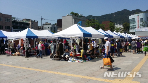 【서울=뉴시스】서울 강북구에서 지난 6월 열린 꿈의 장터 사진. 2018.10.29. (사진=강북구 제공) 