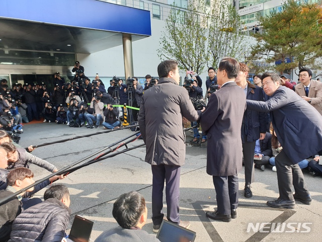 28일 경기 성남 분당경찰서에 출석해 취재진 질문에 답하는 이재명 경기도지사