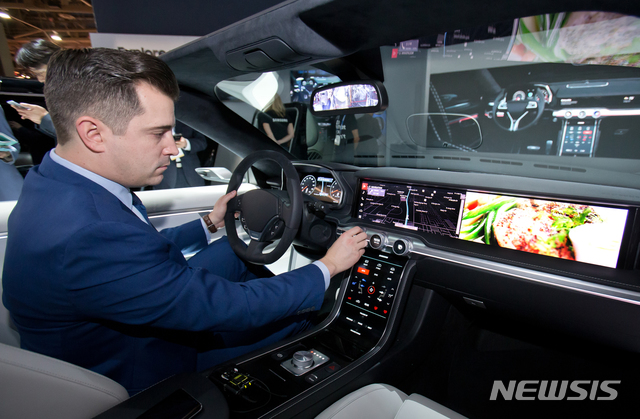 【서울=뉴시스】올해 1월 미국 라스베이거스에서 개최된 'CES 2018'에서 삼성전자 모델이 편리한 운전환경과 인포테인먼트 시스템 제공하는 차량용 '디지털 콕핏'을 시연하고 있다. (사진 = 삼성전자 제공) 