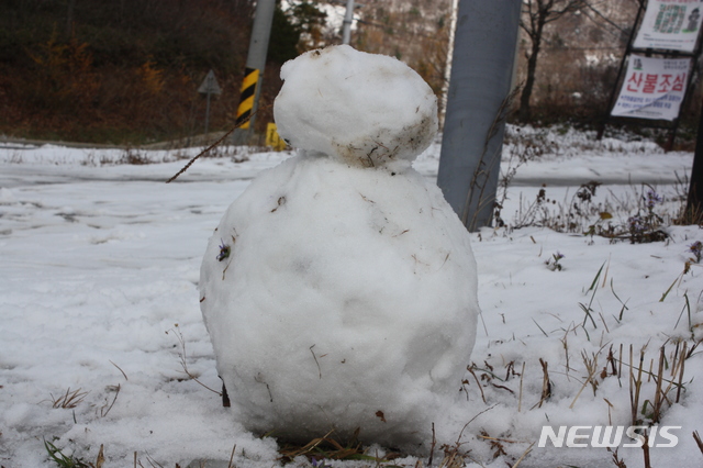 【태백=뉴시스】김태식 기자 = 29일 강원 태백시 함백산 정상에 전날부터 내린 눈으로 멋진 설경이 펼쳐진 가운데 누군가가 만든 눈사람이 일찍 찾아온 겨울을 알리고 있다.2018.10.29. newsenv＠newsis.com