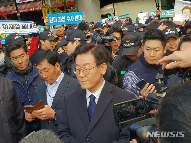 【성남=뉴시스】이병희 기자 = 29일 오후 3시30분께 각종 의혹 사건을 조사받기 위해 성남 분당경찰서에 출석한 이재명 경기도지사가 조사를 받던 중 늦은 점심을 먹기 위해 나와 취재진과 지지자들에게 둘러 싸여 있다. 2018.10.29. heee9405@naver.com