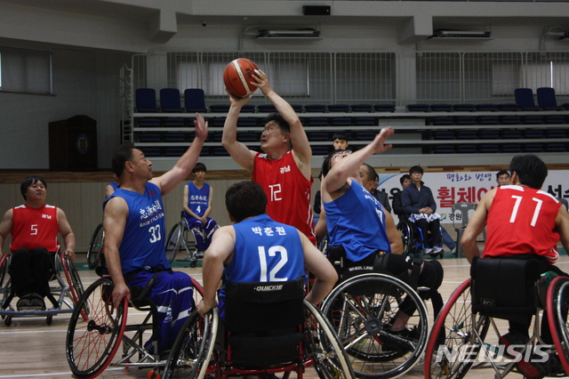 【창원=뉴시스】 홍정명 기자 = 경상남도장애인체육회는 29일 막을 내린 '제38회 전국장애인체육대회'에서 경남선수단은 작년보다 1단계 오른 14위를 기록했다고 밝혔다. 사진은 경남과 충남의 휠체어농구 경기 장면.2018.10.29.(사진=경남장애인체육회 제공) photo@newsis.com