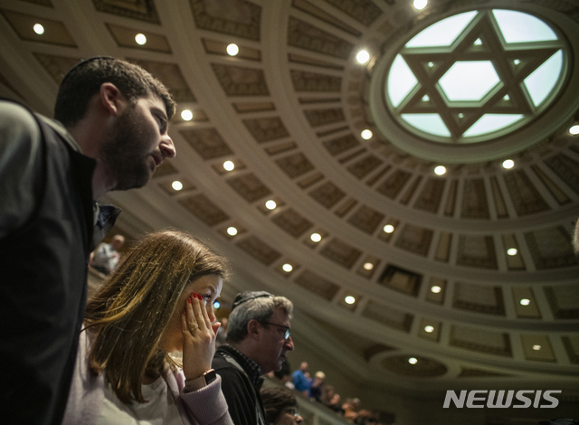 【크리스털=AP/뉴시스】 28일(현지시간)미국 미네소타주 크리스털에서 전날 펜실베이니아주 피츠버그에서 일어난 유대인 예배당 총기난사 희생자들을 추모하는 기도회가 열리고 있다. 2017.10.29.