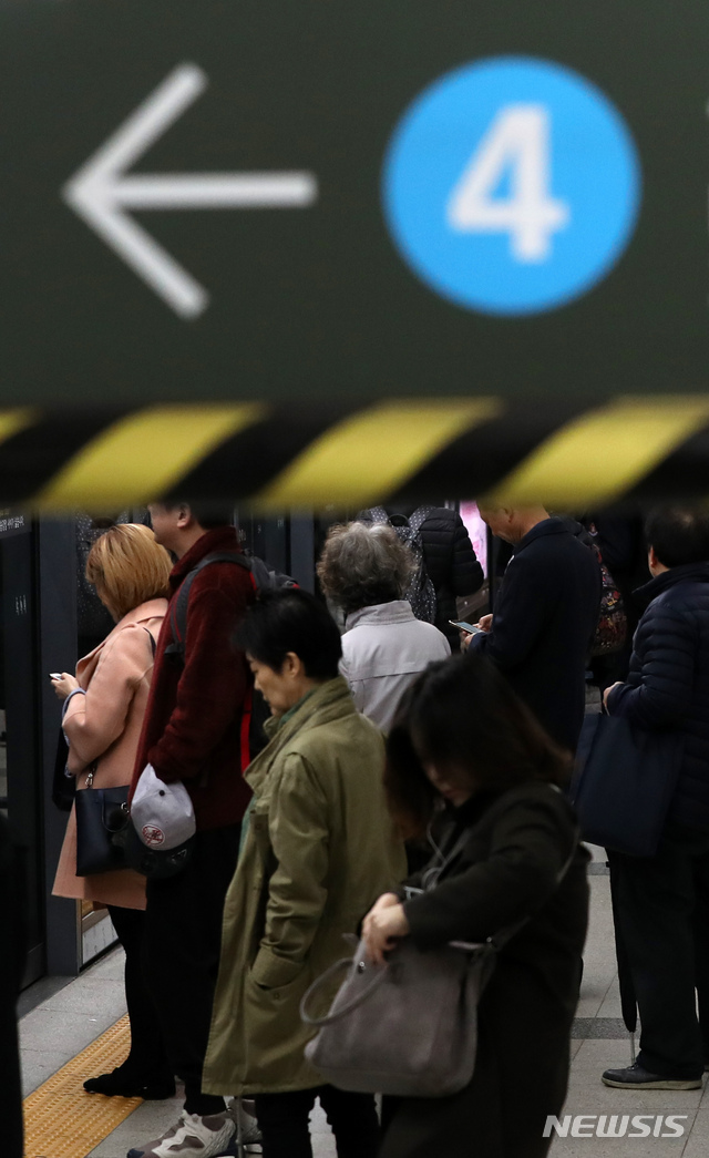 【서울=뉴시스】김선웅 기자 = 29일 오전 오이도역을 출발해 당고개로 향하던 지하철 4호선 전동차(상행선)가 6시경 이촌역 터널에서 전력공급 차단으로 고장, 운행이 중단되는 사고가 발생했다. 멈춰선 전동차는 오전 7시 26분 경 복구돼 운행이 재개됐다. 이날 지하철 4호선 충무로역에서 시민들이 운행이 재개된 전동차 탑승을 기다리고 있다. 2018.10.29. mangusta@newsis.com