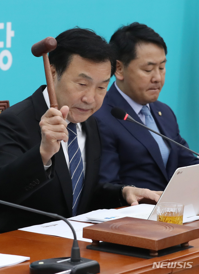 【서울=뉴시스】고승민 기자 = 29일 오전 서울 여의도 국회에서 열린 바른미래당 제23차 최고위원회의에서 손학규 대표가 모두발언 전 개회를 하고 있다. 2018.10.29. kkssmm99@newsis.com