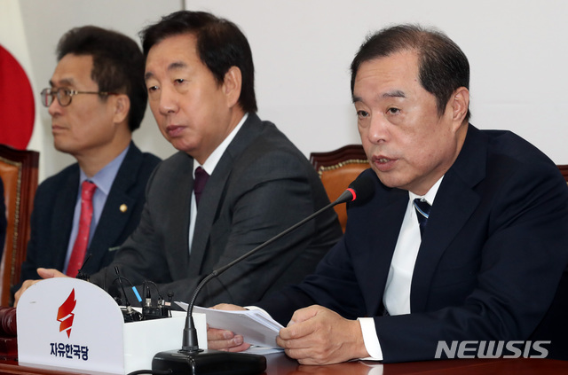 【서울=뉴시스】박영태 기자 = 29일 오전 서울 영등포구 여의도 국회에서 열린 자유한국당 비상대책위원회의에서 김병준 비대위원장이 발언하고 있다. 2018.10.29.since1999@newsis.com