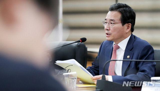 【서울=뉴시스】김선웅 기자 = 김용범 금융위원회 부위원장이 29일 오전 서울 종로구 정부서울청사 금융위원회에서 열린 금융시장상황 점검회의에서 모두발언을 하고 있다. 이날 열린 회의에서는 주식시장 하락 및 외국인 증권자금 유출 등을 점검하고 자본시장 안정화를 위한 대책을 논의하기 위해 진행됐으며 정부는 증권유관기관을 중심으로 5000억원 이상 규모의 자금을 조성해 자본시장 안정화에 적극 나선다고 밝혔다. 2018.10.29.&nbsp; mangusta@newsis.com