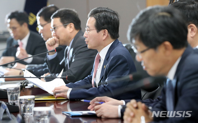 【서울=뉴시스】김선웅 기자 = 김용범 금융위원회 부위원장이 29일 오전 서울 종로구 정부서울청사 금융위원회에서 열린 금융시장상황 점검회의에서 모두발언을 하고 있다. 이날 열린 회의에서는 주식시장 하락 및 외국인 증권자금 유출 등을 점검하고 자본시장 안정화를 위한 대책을 논의하기 위해 진행됐으며 정부는 증권유관기관을 중심으로 5000억원 이상 규모의 자금을 조성해 자본시장 안정화에 적극 나선다고 밝혔다. 2018.10.29.&nbsp; mangusta@newsis.com