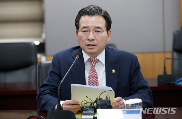 【서울=뉴시스】김선웅 기자 = 김용범 금융위원회 부위원장이 29일 오전 서울 종로구 정부서울청사 금융위원회에서 열린 금융시장상황 점검회의에서 모두발언을 하고 있다. 이날 열린 회의에서는 주식시장 하락 및 외국인 증권자금 유출 등을 점검하고 자본시장 안정화를 위한 대책을 논의하기 위해 진행됐으며 정부는 증권유관기관을 중심으로 5000억원 이상 규모의 자금을 조성해 자본시장 안정화에 적극 나선다고 밝혔다. 2018.10.29. mangusta@newsis.com