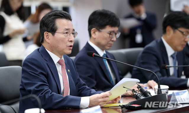 【서울=뉴시스】김선웅 기자 = 김용범 금융위원회 부위원장이 29일 오전 서울 종로구 정부서울청사 금융위원회에서 열린 금융시장상황 점검회의에서 모두발언을 하고 있다. 이날 열린 회의에서는 주식시장 하락 및 외국인 증권자금 유출 등을 점검하고 자본시장 안정화를 위한 대책을 논의하기 위해 진행됐으며 정부는 증권유관기관을 중심으로 5000억원 이상 규모의 자금을 조성해 자본시장 안정화에 적극 나선다고 밝혔다. 2018.10.29. mangusta@newsis.com