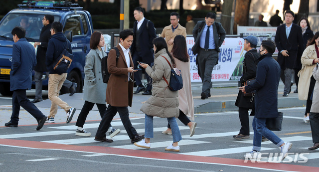 【서울=뉴시스】이영환 기자 = 서울의 아침 최저기온이 4도까지 떨어지며 올 가을 최저기온을 보인 29일 오전 서울 종로구 광화문 네거리에서 시민들이 두꺼운 옷을 입고 발걸음을 재촉하고 있다. 2018.10.29. 20hwan@newsis.com