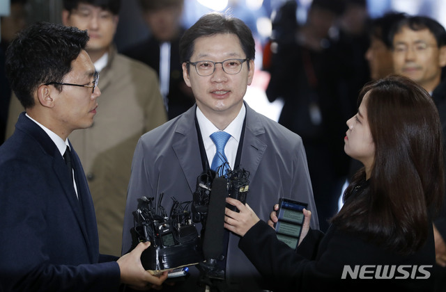 【서울=뉴시스】최동준 기자 = 김경수 경남도지사가 29일 오전 서울 서초구 서울중앙지법에서 열린 '드루킹 댓글' 1차 공판에 출석하며 취재진 질문에 답변하고 있다. 2018.10.29. photocdj@newsis.com