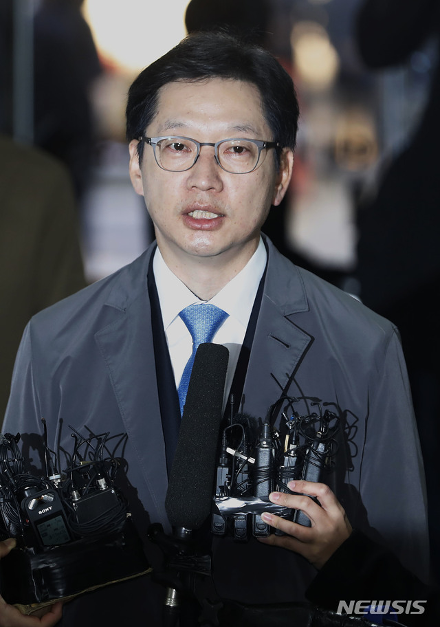 【서울=뉴시스】최동준 기자 = 김경수 경남도지사가 29일 오전 서울 서초구 서울중앙지방법원에서 열린 '드루킹 댓글' 1차 공판에 출석하며 취재진 질문에 답변하고 있다. 2018.10.29. photocdj@newsis.com