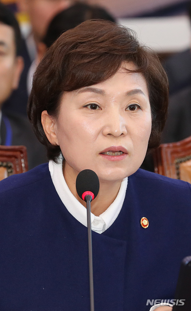 【서울=뉴시스】이종철 기자 = 29일 오전 서울 여의도 국회에서 열린 국토교통위원회의 국토교통부, 행정중심복합도시건설청, 새만금개발청 종합국정감사에 출석한 김현미 국토교통부 장관이 의원 질의에 답변하고 있다. 2018.10.29.jc4321@newsis.com