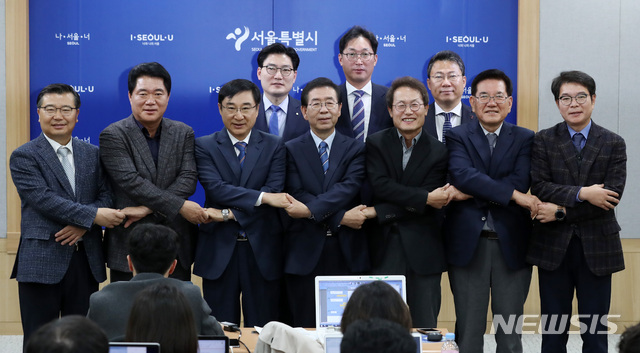 【서울=뉴시스】이영환 기자 = 29일 오전 서울 중구 서울시청 브리핑룸에서 열린 '고교 등 친환경 학교급식 확대 기자설명회'에서 박원순 서울시장, 조희연 서울시교육감 및 구청장들이 기념촬영을 하고 있다. 오른쪽부터 정원오 성동구청장, 유덕열 동대문구청장, 조희연 서울시교육감, 박원순 서울시장, 이동진 도봉구청장, 박준희 관악구청장, 류경기 중랑구청장, 이정훈(뒷줄 왼쪽부터) 강동구청장, 이창우 동작구청장, 서양호 중구청장. 2018.10.29. 20hwan@newsis.com