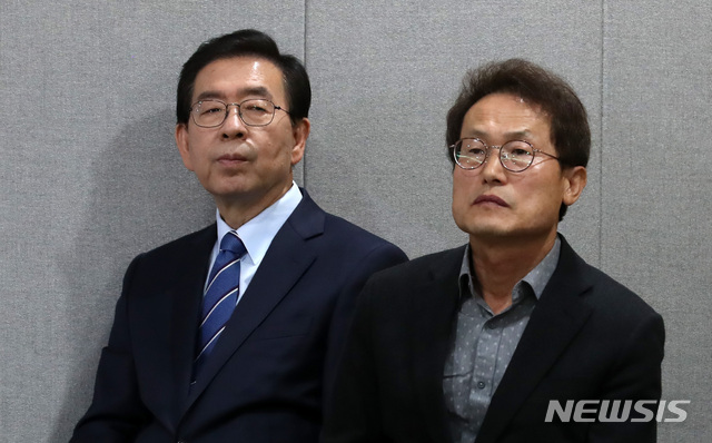 【서울=뉴시스】이영환 기자 = 29일 오전 서울 중구 서울시청 브리핑룸에서 열린 '고교 등 친환경 학교급식 확대 기자설명회'에서 박원순 서울시장, 조희연 서울시교육감이 자리에 앉아 있다. 2018.10.29.&nbsp; 20hwan@newsis.com