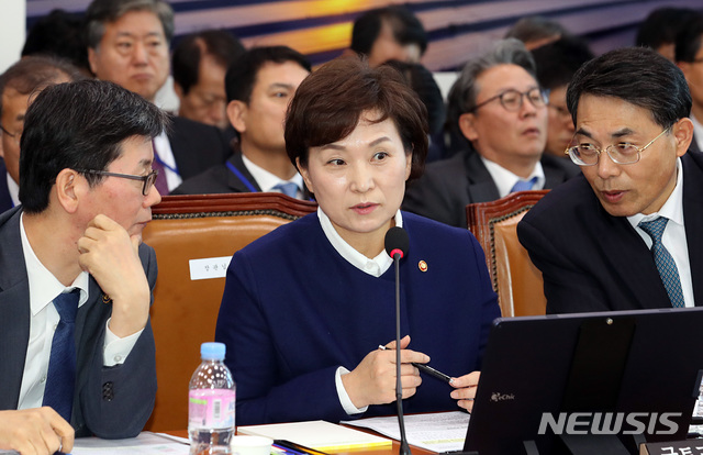 【서울=뉴시스】이종철 기자&nbsp; = 29일 오전 서울 여의도 국회에서 열린 국토교통위원회의 국토교통부, 행정중심복합도시건설청, 새만금개발청 종합국정감사에 출석한 김현미 국토교통부 장관이 의원 질의에 답변을 논의하고 있다. 2018.10.29.jc4321@newsis.com