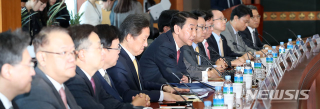 【서울=뉴시스】박주성 기자 = 권용원 한국금융투자협회 회장이 29일 오전 서울 여의도 금융투자협회에서 열린 증권사 사장단 회동에서 모두발언을 하고 있다. 2018.10.29.&nbsp; park7691@newsis.com