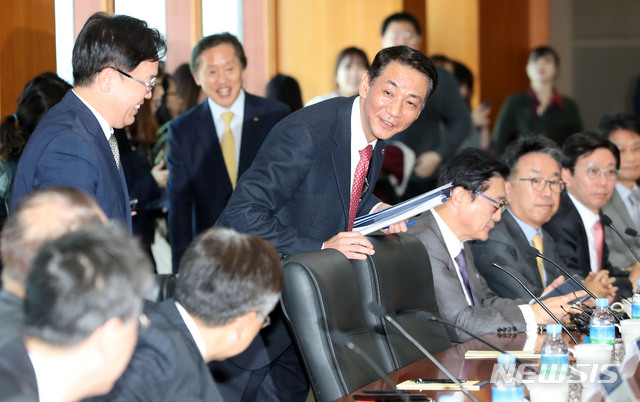 【서울=뉴시스】박주성 기자 = 권용원 한국금융투자협회 회장이 29일 오전 서울 여의도 금융투자협회에서 열린 증권사 사장단 회동에서 참석자들과 인사를 나누고 있다. 2018.10.29.&nbsp; park7691@newsis.com