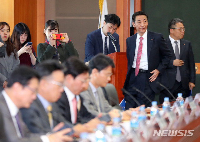 【서울=뉴시스】박주성 기자 = 권용원 한국금융투자협회 회장이 29일 오전 서울 여의도 금융투자협회에서 열린 증권사 사장단 회동에 참석하고 있다. 2018.10.29. park7691@newsis.com