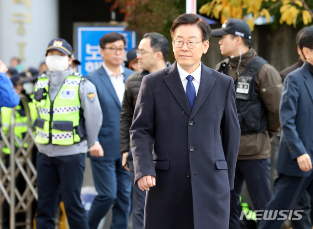 【성남=뉴시스】강종민 기자 = 이재명 경기도지사가 지난달 29일 오전 바른미래당 등이 공직선거법 위반 혐의로 고발한 사건의 피고발인 신분으로 경기 성남 분당경찰서에 출석하고 있다. 2018.10.29. ppkjm@newsis.com