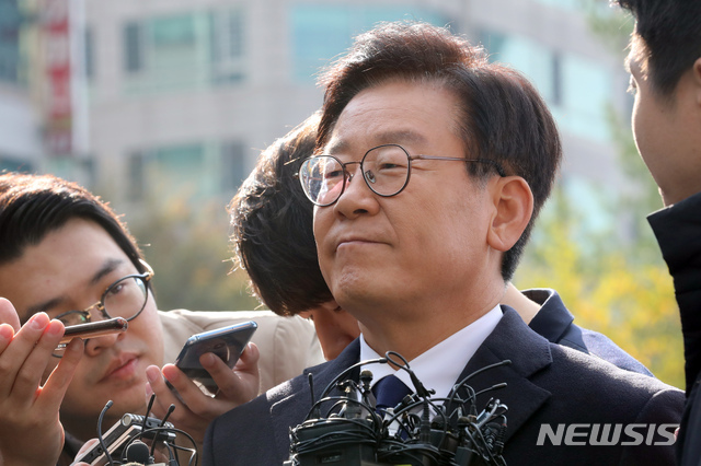 【성남=뉴시스】강종민 기자 = 이재명 경기도지사가 29일 오전 바른미래당 등이 공직선거법 위반 혐의로 고발한 사건의 피고발인 신분으로 경기 성남 분당경찰서에 출석하고 있다.&nbsp; 이 지사의 경찰 출석은 6·13 지방선거에 당선된 이후 처음이다. 2018.10.29.&nbsp; ppkjm@newsis.com