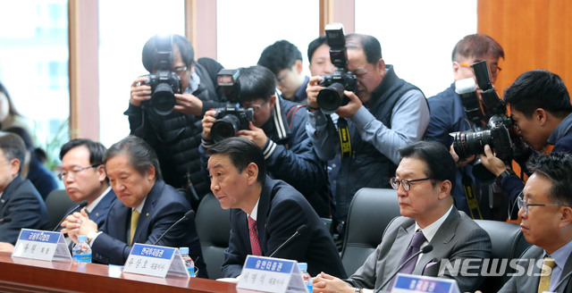 【서울=뉴시스】박주성 기자 = 권용원 한국금융투자협회 회장이 29일 오전 서울 여의도 금융투자협회에서 열린 증권사 사장단 회동에서 모두발언을 하고 있다. 2018.10.29.&nbsp; park7691@newsis.com