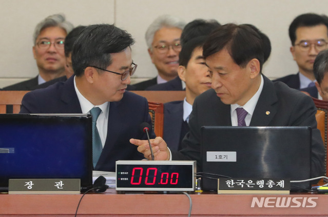 【서울=뉴시스】배훈식 기자 = 29일 오전 서울 여의도 국회에서 열린 기획재정위원회 2018년도 국정감사 종합감사에 김동연(왼쪽) 경제부총리 겸 기획재정부 장관이 이주열 한국은행 총재와 대화하고 있다. 2018.10.29. dahora83@newsis.com