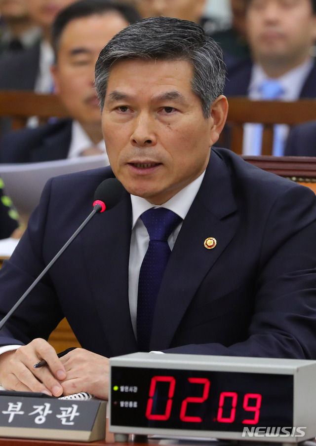 【서울=뉴시스】배훈식 기자 = 29일 오전 서울 여의도 국회에서 열린 국방위원회 2018년도 국정감사 종합감사에 참석한 정경두 국방부 장관이 의원 질의에 답하고 있다. 2018.10.29. dahora83@newsis.com