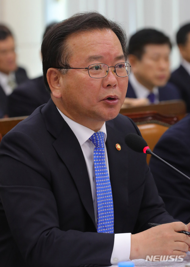 【서울=뉴시스】배훈식 기자 = 29일 오전 서울 여의도 국회에서 열린 행정안전위원회 2018년도 국정감사 종합감사에 참석한 김부겸 행정안전부 장관이 의원 질의에 답하고 있다. 2018.10.29. dahora83@newsis.com