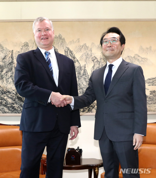 【서울=뉴시스】김선웅 기자 = 이도훈 한반도평화교섭본부장과 스티븐 비건 미국 대북정책 특별대표가 지난달 29일 오전 서울 종로구 외교부 청사에서 면담에 앞서 인사를 나누고 있다. 2018.11.21&nbsp; mangusta@newsis.com