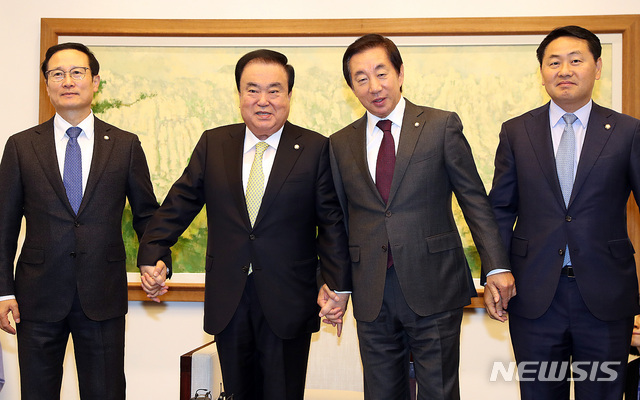 【서울=뉴시스】이종철 기자&nbsp; = 29일 오전 서울 여의도 국회에서 열린 국회의장 주재 3당원내대표회동에 참석한 문희상 국회의장과 더불어민주당 홍영표, 자유한국당 김성태, 바른미래당 김관영 원내대표가 포즈를 취하고 있다. 2018.10.29.jc4321@newsis.com