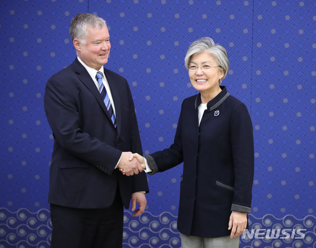 【서울=뉴시스】김선웅 기자 = 강경화 외교부 장관과 스티븐 비건 대북정책특별대표가 지난해 10월29일 오전 서울 종로구 외교부 청사에서 면담에 앞서 인사를 나누고 있다. 2019.02.09 photo@newsis.com