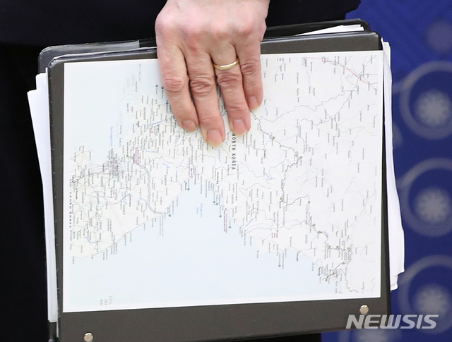 【서울=뉴시스】김선웅 기자 = 스티븐 비건 대북정책특별대표가 29일 오전 서울 종로구 외교부 청사에서 손에 한반도 지도를 들고 강경화 장관과의 면담을 기다리고 있다. 2018.10.29. photo@newsis.com