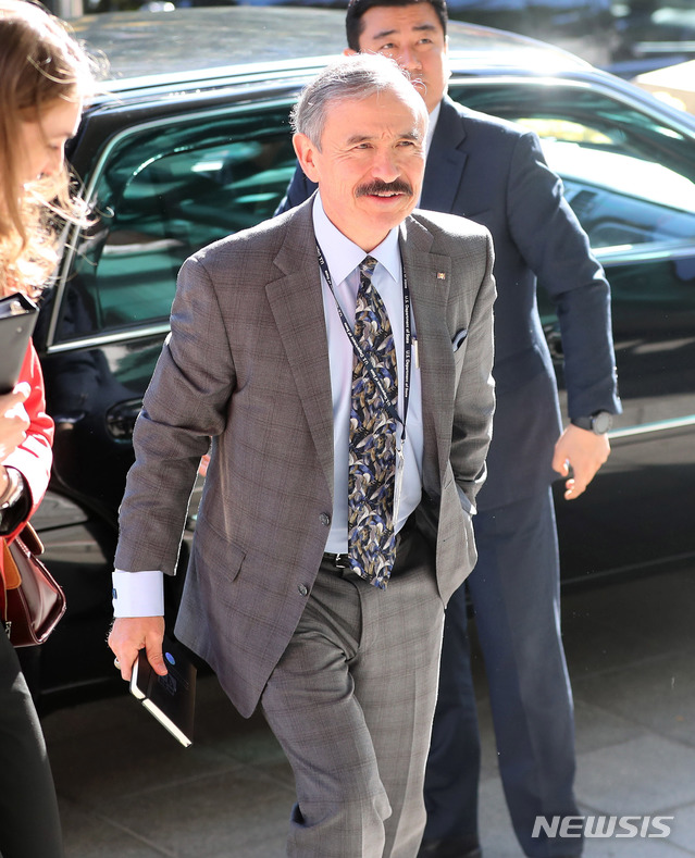 【서울=뉴시스】김선웅 기자 = 해리 해리스 주한 미국대사가 지난해 10월29일 오전 서울 종로구 외교부로 입장하고 있다. 2019.01.28 photo@newsis.com