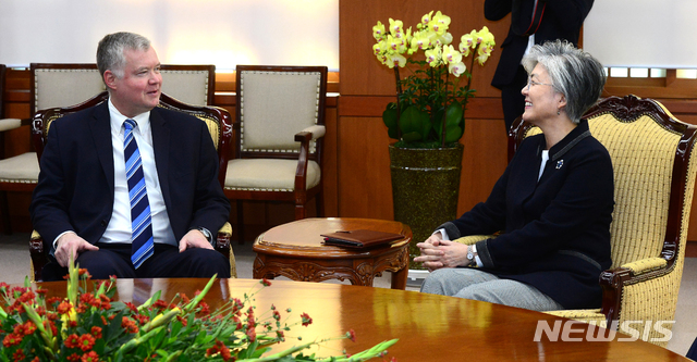 【서울=뉴시스】김선웅 기자 = 강경화 외교부 장관과 스티븐 비건 대북정책특별대표가 29일 오전 서울 종로구 외교부 청사에서 면담을 하고 있다. 2018.10.29. photo@newsis.com