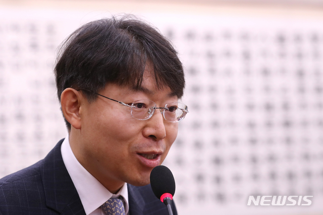 [서울=뉴시스]전진환 기자 = 국회 외교통일위원회 종합감사가 열린 지난 2018년 10월29일 오전 서울 여의도 국회 외통위에서 최기상 당시 전국법관대표회의 의장이 출석해 질의에 답하고 있다. 2018.10.29. amin2@newsis.com