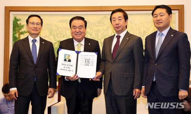 【서울=뉴시스】이종철 기자 = 29일 오전 서울 여의도 국회에서 열린 국회의장 주재 3당원내대표회동에 참석한 문희상 국회의장과 더불어민주당 홍영표, 자유한국당 김성태, 바른미래당 김관영 원내대표가 대한민국 임시의정원 홍진 의장 흉상 건립 서명부에 서명한뒤 포즈를 취하고 있다. 2018.10.29. jc4321@newsis.com