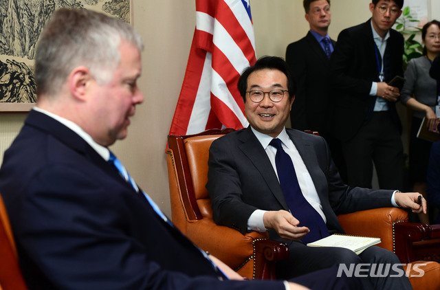 【서울=뉴시스】김선웅 기자 = 이도훈 한반도평화교섭본부장과 스티븐 비건 미국 대북정책 특별대표가 29일 오전 서울 종로구 외교부 청사에서 면담을 하고 있다. 2018.10.29. mangusta@newsis.com