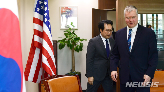 【서울=뉴시스】김선웅 기자 = 이도훈 한반도평화교섭본부장과 스티븐 비건 미국 대북정책 특별대표가 29일 오전 서울 종로구 외교부 청사에서 면담을 하기 위해 접견실로 입장하고 있다. 2018.10.29. photo@newsis.com