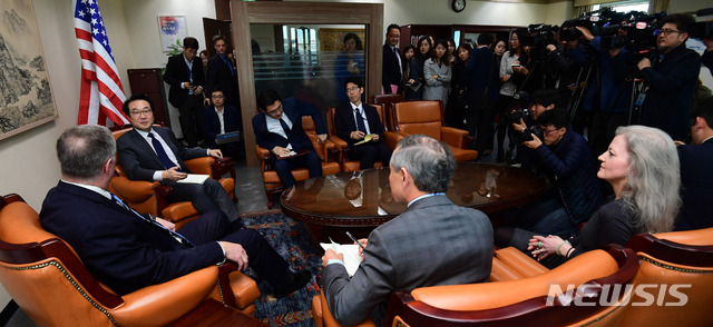 【서울=뉴시스】김선웅 기자 = 이도훈 한반도평화교섭본부장과 스티븐 비건 미국 대북정책 특별대표가 29일 오전 서울 종로구 외교부 청사에서 면담을 하고 있다. 2018.10.29.&nbsp; mangusta@newsis.com