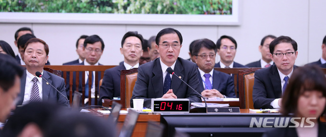 【서울=뉴시스】전진환 기자 = 국회 법제사법위원회 종합감사가 열린 29일 오전 서울 여의도 국회 법사위에서 조명균 통일부장관이 의원들의 질의에 답하고 있다. 2018.10.29. amin2@newsis.com