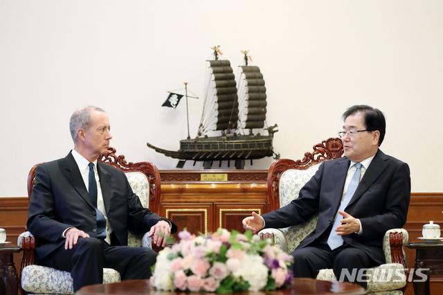 【서울=뉴시스】전신 기자 = 정의용 국가안보실장이 29일 오전 청와대 본관 국빈대기실에서 맥 손베리 미국 연방 하원 군사위원장과 접견하고 있다. 2018.10.29. (사진=청와대 제공) photo@newsis.com