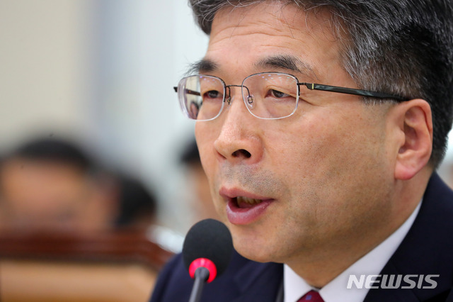 【서울=뉴시스】배훈식 기자 = 29일 오전 서울 여의도 국회에서 열린 행정안전위원회 2018년도 국정감사 종합감사에 참석한 민갑룡 경찰청장이 의원 질의에 답하고 있다. 2018.10.29.&nbsp; dahora83@newsis.com