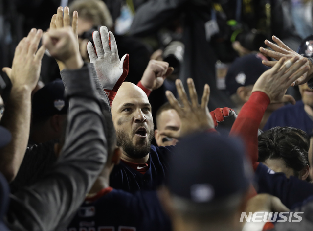 【로스앤젤레스=AP/뉴시스】 스티브 피어스(35·보스턴 레드삭스)는 29일(한국시간) 미국 캘리포니아주 로스앤젤레스의 다저스타디움에서 열린 2018 메이저리그(MLB) 월드시리즈 5차전 LA 다저스와의 경기에서 1회초 선제 투런 홈런, 8회 솔로 홈런을 쏘아 올렸다. 팀 동료들과 기쁨을 만끽하고 있는 피어스.