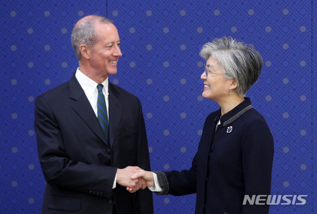 【서울=뉴시스】김선웅 기자 = 강경화 외교부 장관이 29일 오전 서울 종로구 외교부 청사에서 맥 손베리 미국 하원 군사위원장과 면담에 앞서 인사를 나누고 있다. 2018.10.29. mangusta@newsis.com