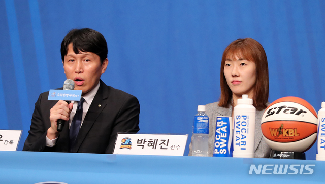 【서울=뉴시스】박주성 기자 = 29일 오전 서울 여의도 63컨벤션센터 그랜드볼룸에서 열린 우리은행 2018~2019 여자프로농구 타이틀스폰서 조인식 및 미디어데이에서 위성우 우리은행 감독이 취재진의 질문에 답하고 있다. 2018.10.29. park7691@newsis.com