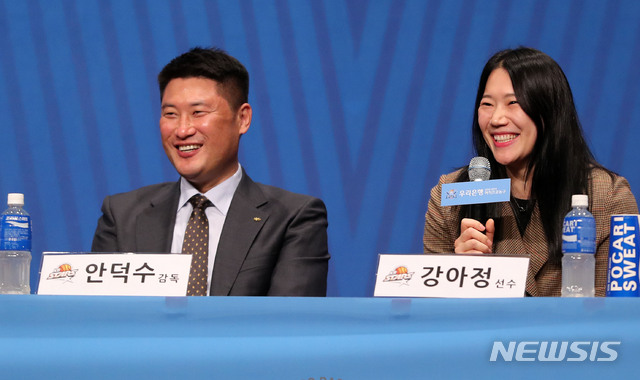 【서울=뉴시스】박주성 기자 = 29일 오전 서울 여의도 63컨벤션센터 그랜드볼룸에서 열린 우리은행 2018~2019 여자프로농구 타이틀스폰서 조인식 및 미디어데이에서 KB국민은행 강아정 선수가 취재진의 질문에 답하고 있다. 2018.10.29. park7691@newsis.com